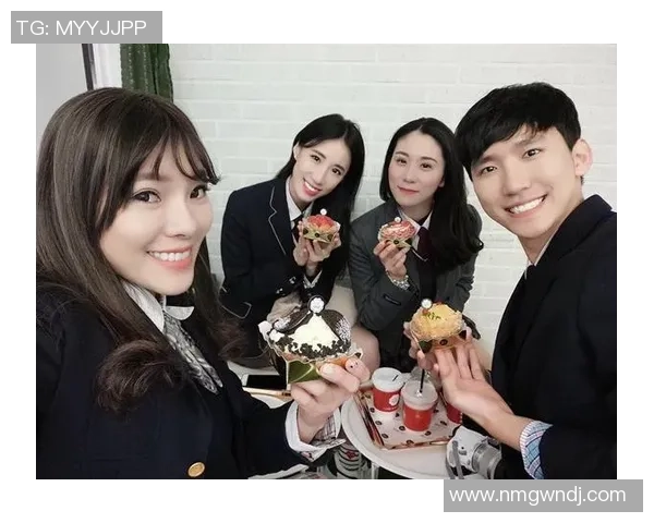 撒盐哥与足球明星亲密合影展现友谊与激情的瞬间