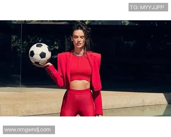 维密超模与足球明星的魅力碰撞揭示时尚与运动的完美融合