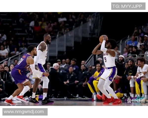 足球明星亲临NBA现场观赛引发球迷热议与互动盛况 足球明星亲临NBA现场观赛引发球迷热议与互动盛况