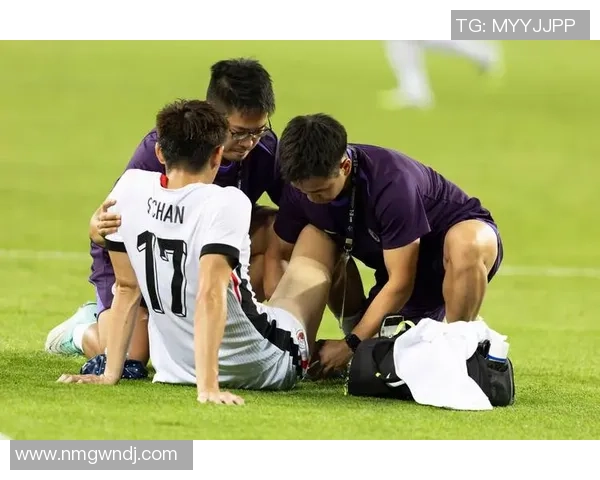 香港足球明星队齐聚一堂合影留念展现团结与拼搏精神 香港足球明星队齐聚一堂合影留念展现团结与拼搏精神